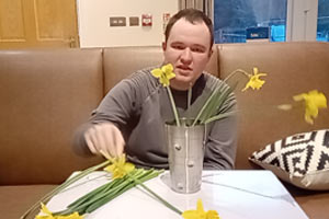 Man shows support for Ukraine with daffodils
